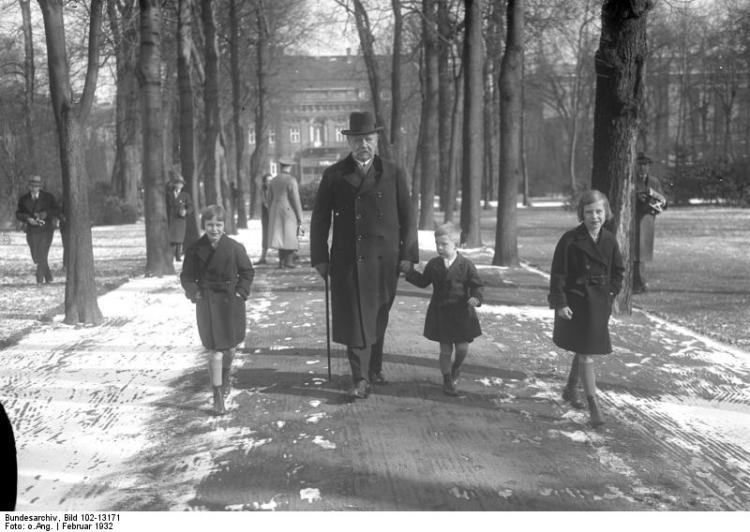 Hindenburg mit Enkelkindern