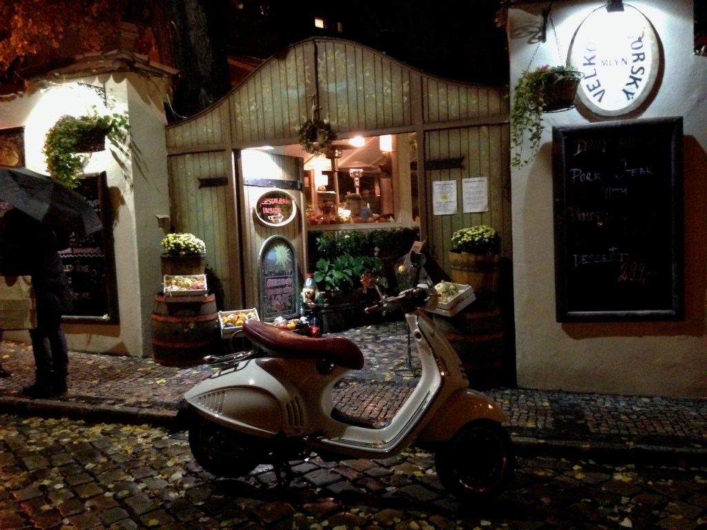 Photograph of the courtyard of the Velkopřevorský Mlýn restaurant in Prague
