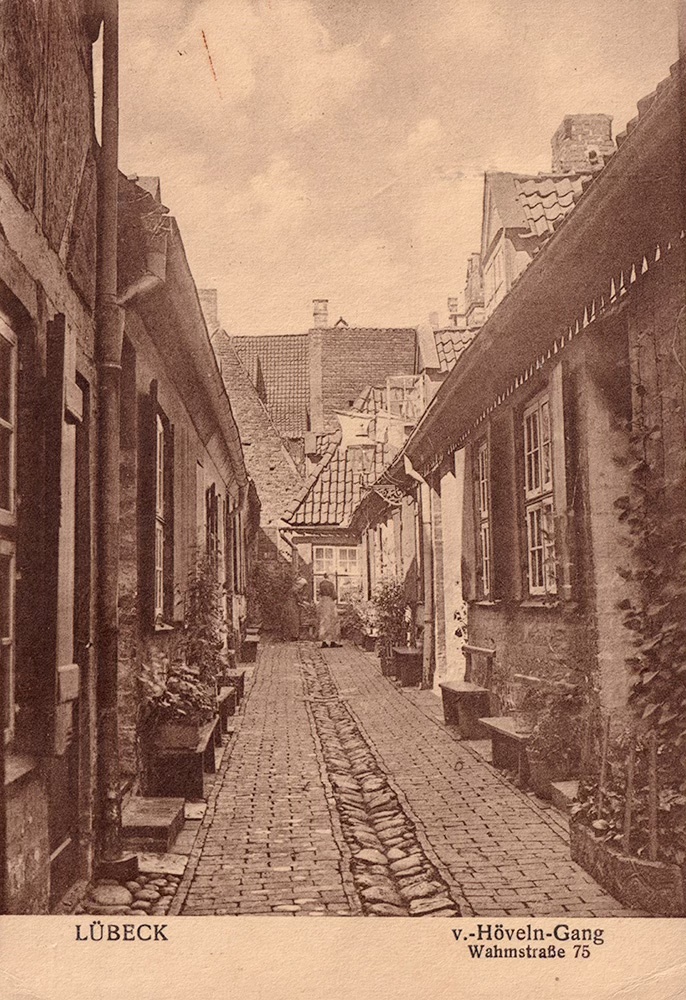 Sepia-tinted postcard of a passageway in Lübeck.