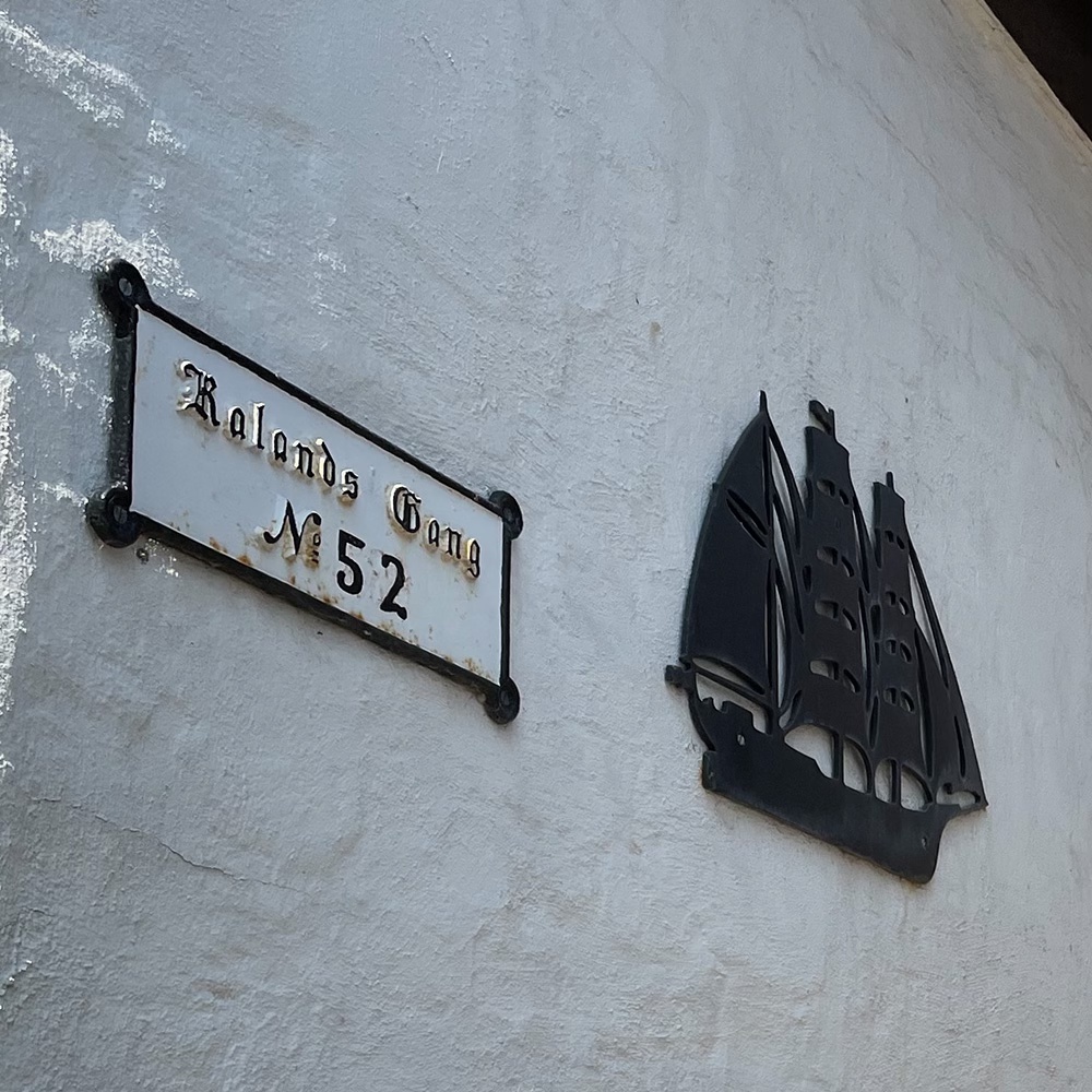 Photograph of a sign in a passage entrance, 'Kalands Gang, No. 52'