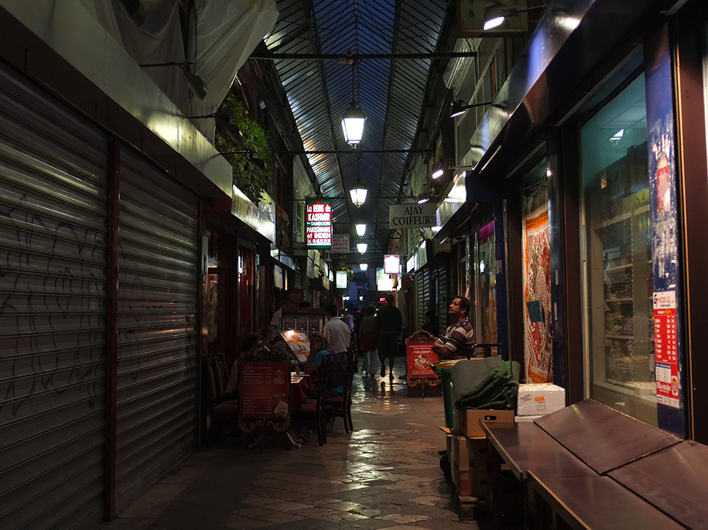 Passage Brady at night